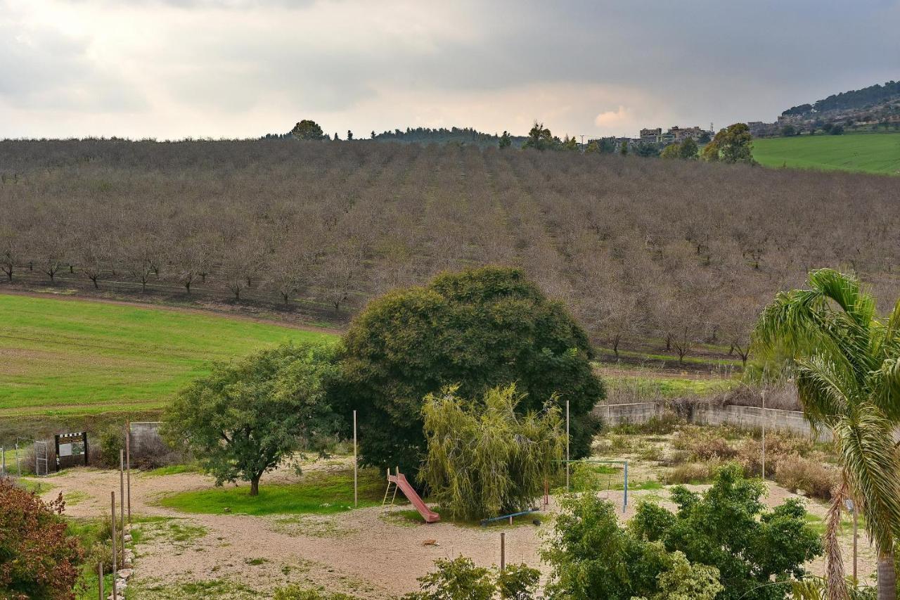 Pearl Of The Valley Hotel Kfar Tavor Extérieur photo
