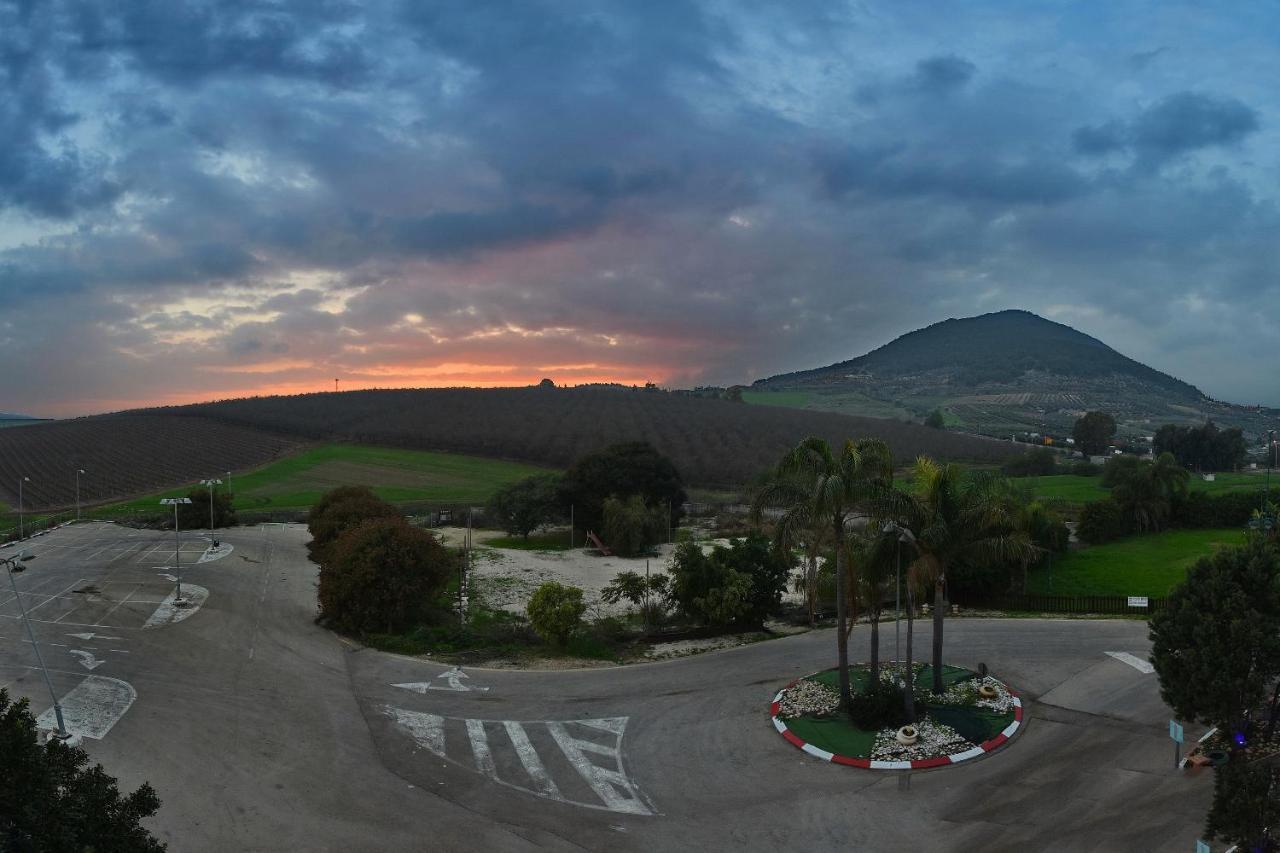 Pearl Of The Valley Hotel Kfar Tavor Extérieur photo
